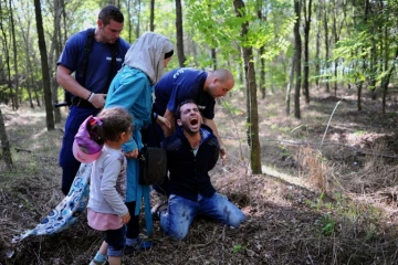 Le père d'une famille de migrants est arrêté par la police locale près du village de Röszke, en Hongrie, à la frontière avec la Serbie le 28 août 2015