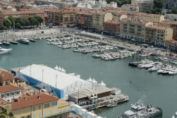 Une vue du port et d'un des bâtiments destinés à accueillir la 3e Conférence des Nations unies pour l'Océan, à Nice, le 2 juin 2025