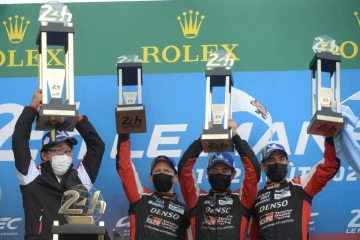 Le président de l'écurie Gazoo Racing, le Japonais Shiegeki Tomoyama (g), célèbre la victoire aux 24 Heures du Mans, de la Toyota N.7, pilotée par le Britannique Mike Conway, le Japonais Kamui Kobayashi et l'Argentin José Maria Lopez, le 22 août 2021