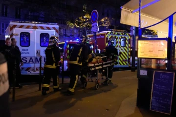 Un blessé évacué du Bataclan par les pompiers le 13 novemb re 2015 à Paris