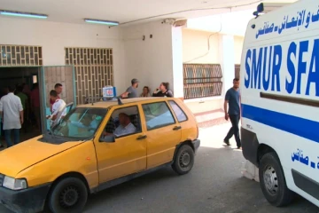 L'entrée de l'hôpital de Sfax en Tunisie où ont été transportés les migrants rescapés du naufrage, le 3 juin 2018