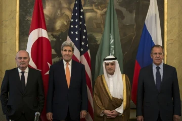 Le ministre turc des Affaires étrangères Feridun Sinirlioglu, le secrétaire d'Etat américain John Kerry, le ministre saoudien des affaires étrangères Adel al-Jubeir et le ministre russe des Affaires étrangères Serguei Lavrov à Vienne, le 23 octobre 2015