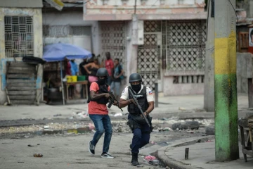 Des policiers haïtiens patrouillent dans un quartier de la capitale Port-au-Prince le 25 avril 2023