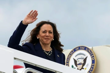 Kamala Harris embarque dans un avion en direction du Texas le 31 juillet 2024, dans le Maryland 