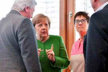 La chancelière allemande Angela Merkel avec  Annegret Kramp-Karrenbauer, nouveau numéro deux de son parti conservateur, le 19 février 2018 à Berlin.