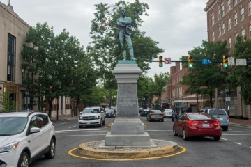La statue en bronze d'un soldat confédéré,  monument rendant hommage à la mémoire des soldats confédérés tués pendant la guerre de Sécession, à Alexandrie, en Virginie, le 14 août 2017