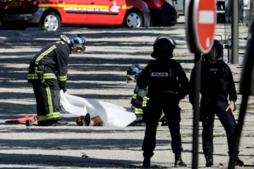 Des policiers recouvrent le corps d'un assaillant, après un attentat avorté sur les Champs-Élysées, le 19 juin 2017 à Paris