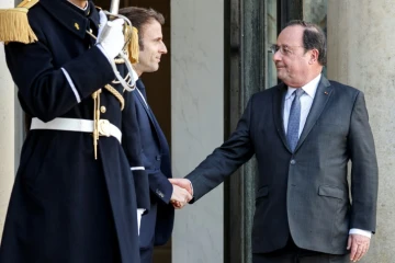 Emmanuel Macron et François Hollande à l'Elysée le 25 février 2022