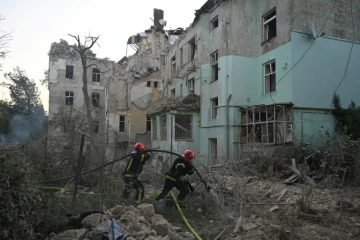 Des secouristes ukrainiens travaillent sur le site d'une attaque de missile à Lviv, dans l'ouest de l'Ukraine, le 4 septembre 2024