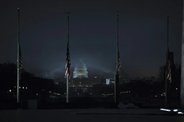 Les drapeaux en berne à Washington, devant le Capitole, le 2 décembre 2018