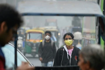 Des piétons dans une rue de New Delhi, lors d'un pic de pollution, le 9 novembre 2017 en Inde