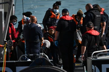 Des migrants récupérés en mer, emmenés au port de Douvres à bord d'un bateau des garde-côtes britanniques, le 16 juin 2022