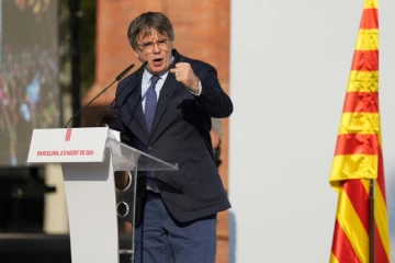 Le leader indépendantiste catalan Carles Puigdemont donne un discours à Barcelone, lors d'une réapparition éclair, le 8 août 2024