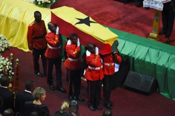 Le cercueil de Kofi Annan est soulevé dans le Centre international de conférences d'Accra, où ont lieu les funérailles nationales de l'ancien secrétaire général de l'ONU
