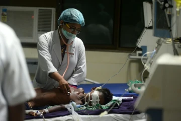 Le personnel médical au chevet d'un enfant à l'hôpital de Gorakhpur, qui a connu de nombreux décès qui seraient dus à une pénurie d'oxygène.