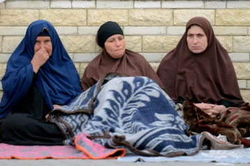 Des proches des victimes de l'attentat contre une mosquée qui a fait 235 morts et 109 blessés vendredi, attendent devant l'hôpital d'Ismaïlia le 25 novembre 2017