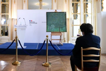 La ministre française de la Culture Roselyne Bachelot devant le tableau de Gustav Klimt "Rosiers sous les arbres" le 15 mars 2021 à Paris