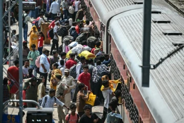 Des habitants tentent de monter dans un train surchargé à la gare de Jammu, le 10 mai 2025 au Cachemire indien