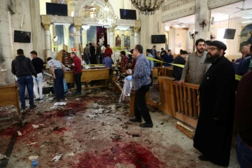 Des coptes à l'intérieur de l'église Mar Girgis après un attentat qui a frappé les fidèles et tué au moins 36 personnes dans la ville de Tanta en Egypte, à 120 kilomètres au nord du Caire le 9 avril 2017