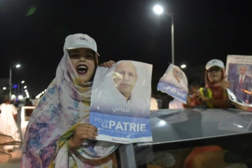 Ses partisans célèbrent la victoire du candidat du pouvoir à la présidentielle en Mauritanie, Mohamed Ould Ghazouani, le 23 juin dans les rues de Nouakchott.
