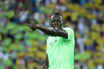 La star du sprint, le Jamaïcain Usain Bolt, communique avec les supporters après sa victoire sur 100 m au meeting d'Ostrava, le 28 juin 2017