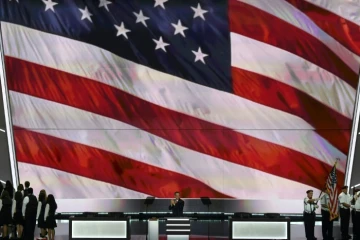 Des anciens combattants tiennent le drapeau américain sur la scène de la convention républicaine à Cleveland le 18 juillet 2016
