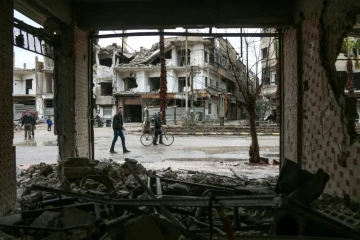 Une vue d'une rue aux bâtiments détruits de la localité d'Arbine dans l'enclave rebelle de la Ghouta orientale près de Damas, le 17 février 2018 