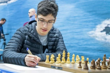 Le joueur d'échecs d'origine iranienne Alireza Firouzja lors d'une partie contre le Biélorusse Vladislav Kovalev pendant la 82e édition du tournoi Tata Steel à Wijk aan Zee, aux Pays-Bas, le 11 janvier 2020