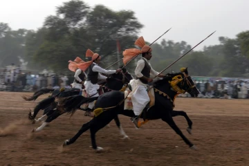 Un festival de "tent-pegging", une discipline traditionnelle au Pakistan, à Kot Fateh Khan, au Pendjab, le 7 novembre 2017