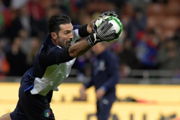 Le gardien de l'Italie Gianluigi Buffon à l'échauffement avant le match face à la Suéde en barrage retour de qualif pour le Mondial-2018 à San Siro, le 13 novembre 2018 