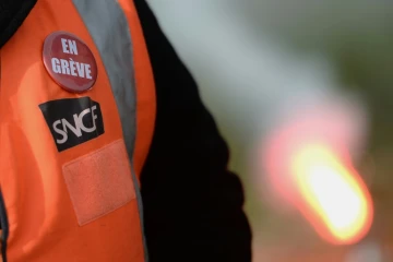 Un employé de la SNCF lors d'une grève le 25 mai 2016 à Donges