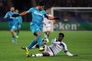 Le défenseur de Lyon Samuel Umtiti à la lutte avec l'attaquant du Zenit, le 20 octobre 2015 à Saint-Pétersbourg