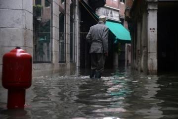 Un homme marche dans une rue inondée de Venise le 17 novembre 2019