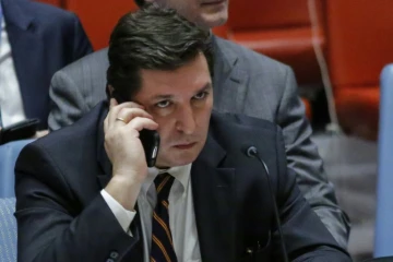 L'ambassadeur adjoint russe à l'ONU Vladimir Safronkov parle au téléphone après avoir voté contre une résolution sur la Syrie le 12 avril 2017 au siège des Nations unies à New York