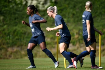 La capitaine des Bleues, Amandine Henry (c), lors d'un entraînement à Clairefontaine, le 27 juin 2019