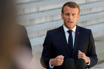 Le président français Emmanuel Macron s'adresse à la presse devant l'Elysée, le 22 août 2019.