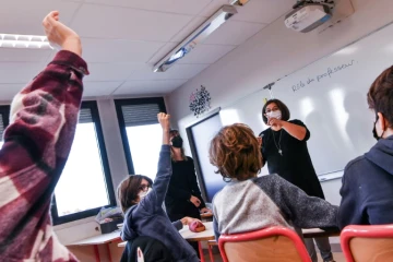 Une enseignante fait cours à Lyon le 15 octobre 2021