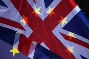 Le référendum de juin 2016, remporté à 52% par le camp du Brexit, avait laissé le pays profondément divisé, et l'accord conclu avec l'UE laisse les deux camps frustrés