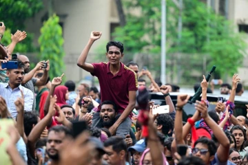 Des manifestants réunis à l'appel d'une organisation étudiante bangladaise lancent un appel à la désobéissance civile après les affrontements qui ont fait plus de 200 morts en juillet, le 3 août 2024 à Dacca 