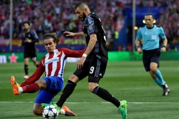L'attaquant français du Real Madrid Karim Benzema (d) et son compatriote de l'Atletico Madrid Antoine Griezmann, lors de la demi-finale retour de la Ligue des Champions 2016-2017, à Madrid, le 10 mai 2017