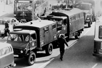 Des véhicules blindés arrivent au village olympique de Munich, le 5 septembre 1972, lors de la prise d'otages de sportifs israéliens par un commando palestinien