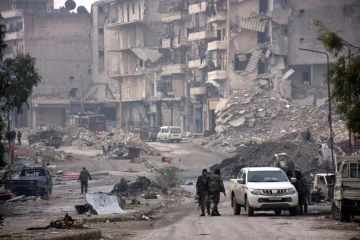 Des soldats du régime syrien dans le quartier de Soukkari à Alep, le 23 décembre 2016