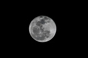 Une pleine lune vue de Panama City le 23 novembre 2018