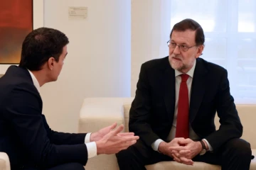 Le Premier ministre espagnol Mariano Rajoy (d) s'exprime avec Pedro Sanchez, leader des socialistes, le 23 décembre 2015 à Madrid