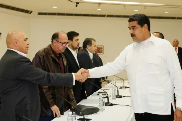 Le président Nicolas Maduro et l'un des plus hauts responsables de l'opposition, Jesus Torrealba, à l'ouverture d'une réunion le 30 octobre 2016 à Caracas 