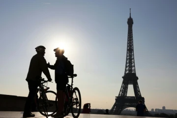 Deux cyclistes discutent devant la tour Eiffel avant de participer à la "journée sans voiture" organisée par la mairie de Paris, le 27 septembre 2015