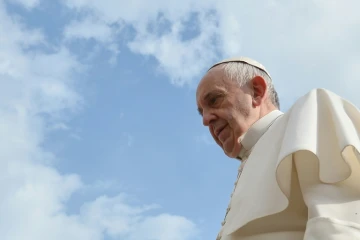 Le pape François arrive place St Pierre à Rome pour son audience hebdomadaire, le 14 octobre 2015