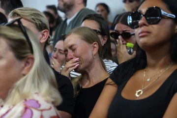 Des membres de la famille et des proches d'Alexander Lobanov, enlevé lors de l'attaque du Hamas du 7 octobre dont le corps a été retrouvé dans un tunnel de la bande de Gaza, le 1er septembre 2024 au cimetière d'Ashkelon dans le sud d'Israël