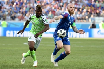 Le jeune nigérian Kelechi Iheanacho aux prises avec le ca&pitaine de l'Islande Aron Gunnarsson à Volgograd, le 22 juin 2018