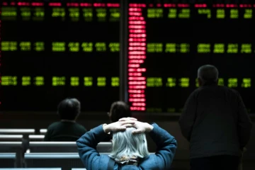 Des investisseurs regardent des écrans de cotation dans une société de Bourse à Pékin le 7 janvier 2016